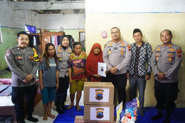 Kusmiyanti (65) saat menerima bantuan dari Polres Brebes di kediamannya di Desa Bojong, Kecamatan Jatibarang, Kabupaten Brebes, Kamis (18/6). Foto: Dok. Polres Brebes