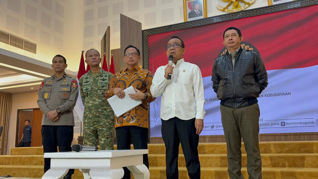 Menteri Koordinator Bidang Pembangunan Manusia dan Kebudayaan Pratikno (kedua dari kanan) gelar jumpa pers usai Rapat Tingkat Menteri (RTM) Tim Pengawas Satgas Rehab Rekon Bencana Sumatera di Kantor Kemenko PMK, Jakarta Pusat, Kamis (18/6). Foto: Nauval Pratama/kumparan