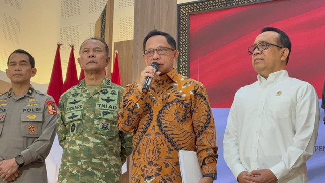 Menteri Dalam Negeri sekaligus Ketua Satgas Percepatan Rehabilitasi dan Rekonstruksi Pascabencana Tito Karnavian (kedua dari kanan) dalam jumpa pers usai Rapat Tingkat Menteri (RTM) Tim Pengawas Satgas Rehab Rekon Bencana Sumatera. Foto: Nauval Pratama/kumparan