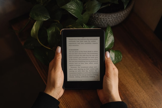 Ilustrasi e-Reader selain Kindle. Foto: Lala Azizli/Unsplash