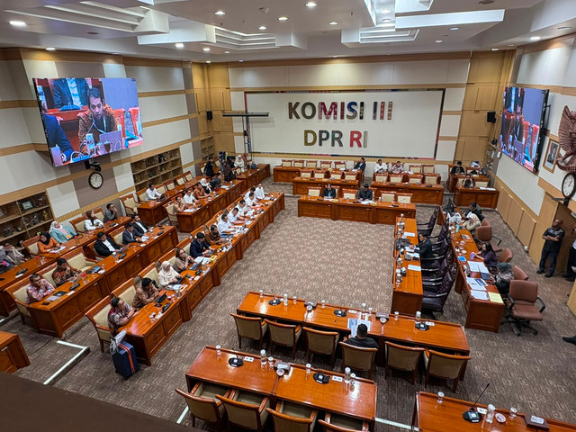 Suasana Rapat dengar Pendapat (RDP) dan Rapat Dengar Pendapat Umum (RDPU) Komisi III DPR RI dengan Dirkrimum Polda Metro Jaya, Perwakilan Korban Travel Umrah Hanania beserta Kuasa Hukum di Kompleks Parlemen, Senayan, Jakarta, Kamis (18/6/2026). Foto: Jeni Ritanti/kumparan