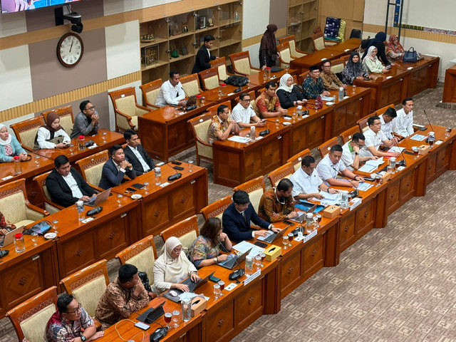 Suasana Rapat dengar Pendapat (RDP) dan Rapat Dengar Pendapat Umum (RDPU) Komisi III DPR RI dengan Dirkrimum Polda Metro Jaya, Perwakilan Korban Travel Umrah Hananiah beserta Kuasa Hukum di Kompleks Parlemen, Senayan, Jakarta, Kamis (18/6/2026).  Foto: Jeni Ritanti/kumparan