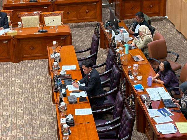 Suasana Rapat dengar Pendapat (RDP) dan Rapat Dengar Pendapat Umum (RDPU) Komisi III DPR RI dengan Dirkrimum Polda Metro Jaya, Perwakilan Korban Travel Umrah Hananiah beserta Kuasa Hukum di Kompleks Parlemen, Senayan, Jakarta, Kamis (18/6/2026).  Foto: Jeni Ritanti/kumparan