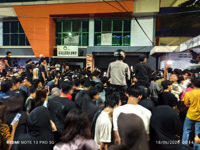 Suasana saat ratusan mahasiswa Universitas Negeri Semarang (Unnes) mengepung seorang laki-laki terduga pelaku pelecehan seksual. Foto: Dok. Istimewa