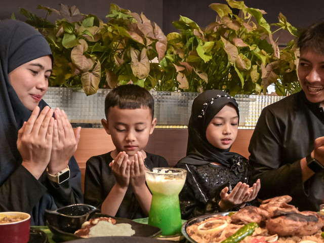Sebuah keluarga sedang sahur bersama baca lengkapnya di Pexels