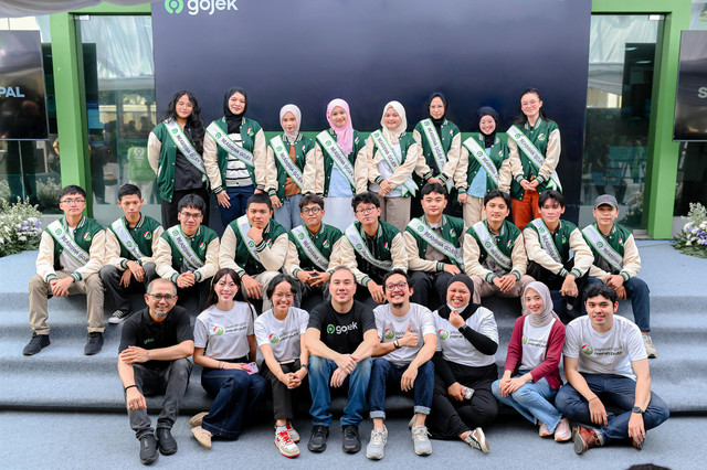 (Bawah kiri ke kanan) Sekretaris YGMP Bambang A.W, Ketua YGMP Amelia Callista, Tim YGMP, Direktur Utama Grup GoTo Hans Patuwo, dan Tim YGMP lainnya dalam momen hangat kebersamaan perwakilan penerima Beasiswa Gojek 2026 bersama jajaran Manajemen GoTo dan Yayasan GoTo Merah Putih (YGMP). Foto: Dok. Gojek