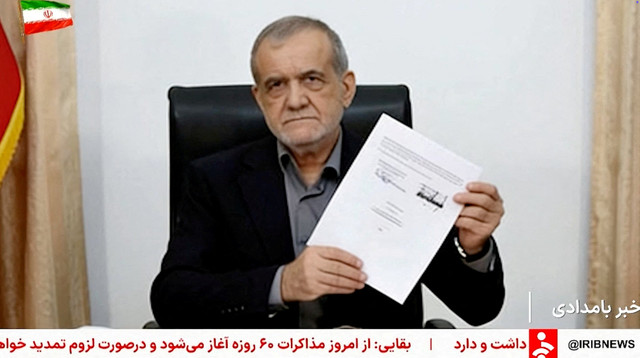 Cuplikan layar menunjukkan Presiden Iran Masoud Pezeshkian memegang memorandum yang ditandatangani dengan Presiden AS Donald Trump, di Teheran, Iran, Kamis (18/6/2026). Foto: Pool via WANA/Reuters TV