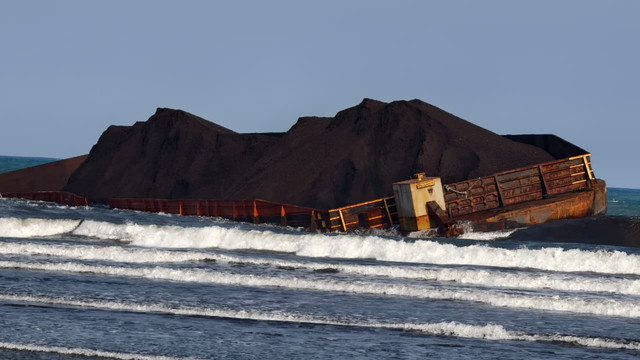 Kapal Tongkang bermuatan batu bara yang sengaja didamparkan di kawasan Pantai Sukaresik, Kecamatan Sidamulih, Kabupaten Pangandaran. Foto: Dok. Polres Pangandaran