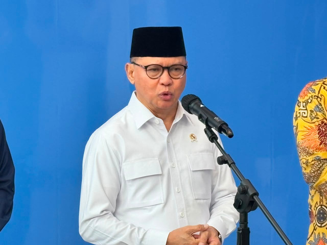 Menteri P2MI Mukhtarudin, Wamen P2MI Dzulfikar Ahmad Tawalla, Gubernur Banten Andra Soni, Dirut Krakatau Steel, dan Ketua IKA Untirta Lamhot Sinaga dalam jumpa pers seusai penandatanganan MOU di Kantor KP2MI, Jakarta, Kamis (18/6/2026). Foto: Kevin Daniel/kumparan