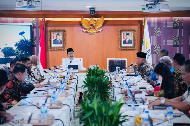 Bupati dan Wakil Bupati dari berbagai daerah menyampaikan kesiapan lahan pembangunan Sekolah Rakyat permanen saat audiensi bersama Menteri Sosial Saifullah Yusuf di kantor Kemensos, Jakarta, Kamis (18/5/2026). Foto: Dok. Kemensos