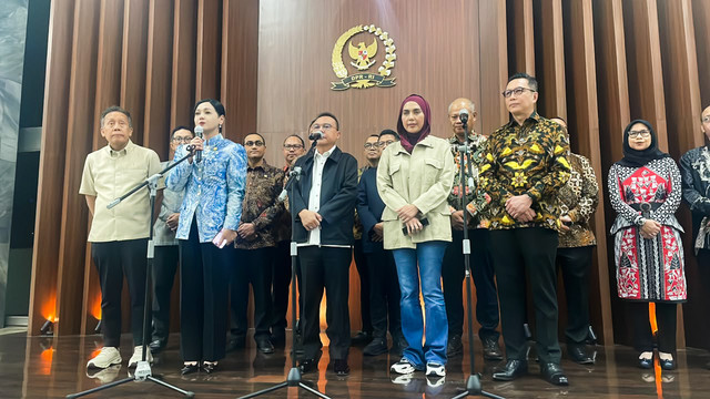 Konferensi pers Wakil Ketua DPR RI, Sufmi Dasco Ahmad bersama Ketua Dewan Komisioner Otoritas Jasa Keuangan (OJK), Friderica Widyasari Dewi dan direktur utama BEI, Jeffrey Hendrik, di Kompleks Parlemen, Senayan, Jakarta, Kamis (18/6/2026). Foto: Jeni Ritanti/kumparan