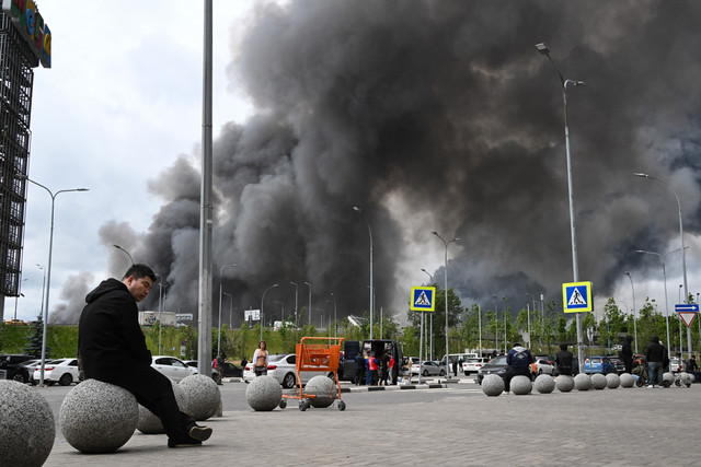 Asap hitam mengepul dari area kilang minyak Gazprom Neft, produsen minyak Rusia, di tenggara Moskow pada Kamis (18/6/2026). Foto: Stringer/AFP