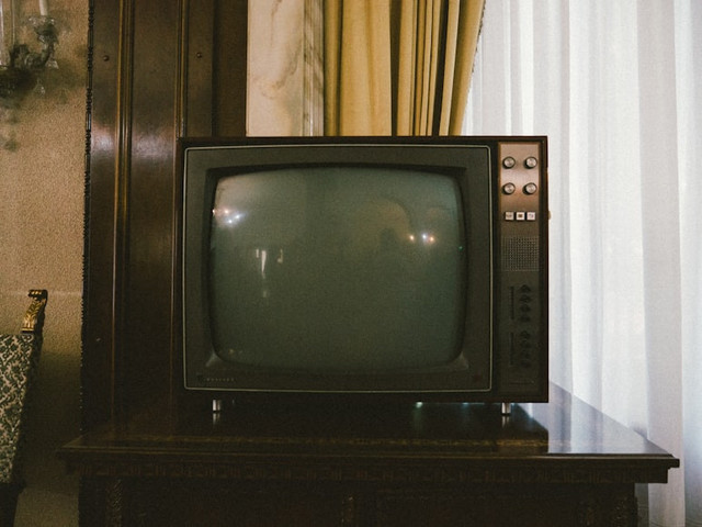 Ilustrasi cara nonton piala dunia 2026 di tv analog, Foto: Unsplash/PJ Gal-Szabo