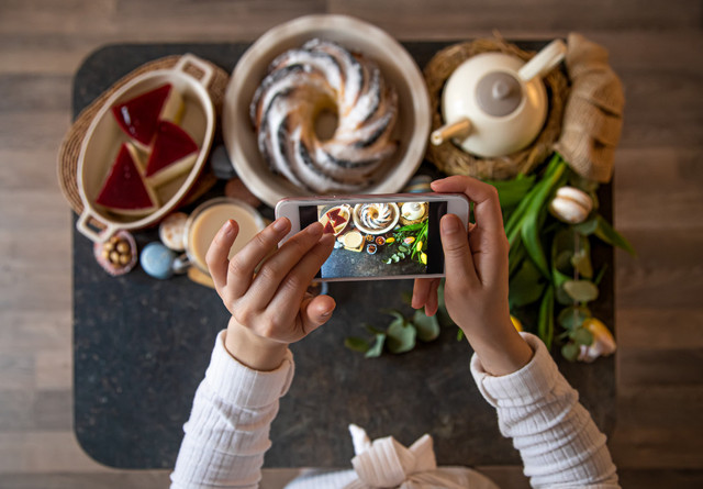https://www.magnific.com/free-photo/easter-holiday-photo-from-your-phone-beautifully-preserved-table-festive-easter-lunch-breakfast_9511197.htm#fromView=search&page=1&position=12&uuid=bcfd3044-08c8-4f2b-a47b-31275cbfc063&query=social+media+and+life
