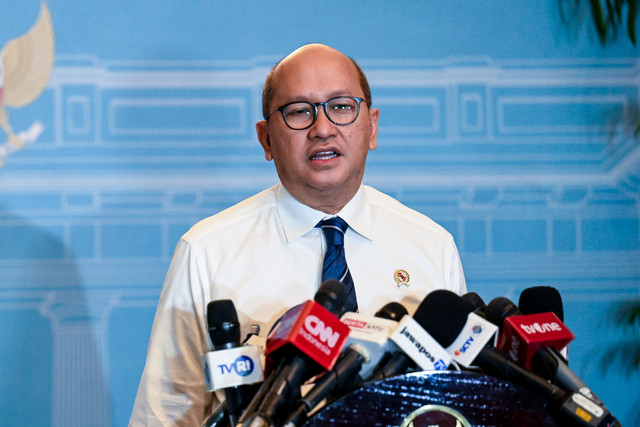 Menteri Investasi dan Hilirisasi yang juga CEO Danantara Rosan Roeslani memberikan keterangan pers usai bertemu dengan Presiden Prabowo Subianto dengan sejumlah direksi Himbara di Istana Merdeka, Jakarta, Kamis (18/6/2026). Foto: Galih Pradipta/ANTARA FOTO