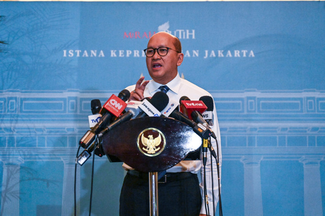 Menteri Investasi dan Hilirisasi yang juga CEO Danantara Rosan Roeslani memberikan keterangan pers usai bertemu dengan Presiden Prabowo Subianto dengan sejumlah direksi Himbara di Istana Merdeka, Jakarta, Kamis (18/6/2026). Foto: Galih Pradipta/ANTARA FOTO