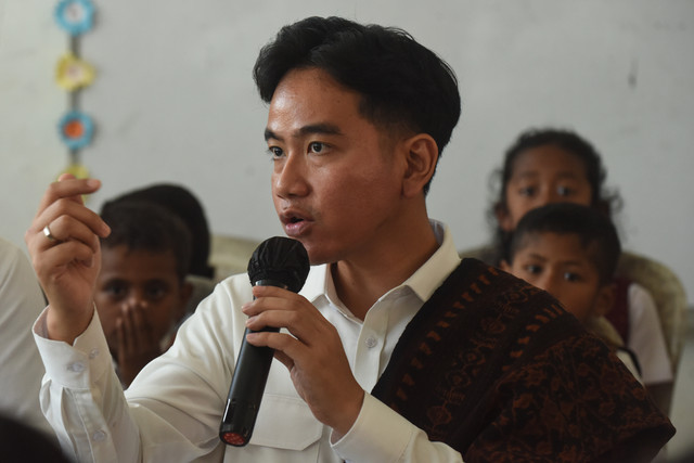 Wakil Presiden Gibran Rakabuming Raka (kiri) berdialog dengan guru, wali murid dan masyarakat saat meninjau pelaksanaan kesiapan program Makan Bergizi Gratis (MBG) di SDN Wolomoni, Desa Niowula, Kabupaten Ende, NTT, Kamis (18/6/2026). Foto: Indrianto Eko Suwarso/ANTARA FOTO