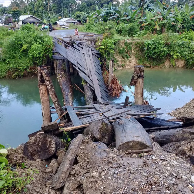Potret jembatan roboh di daerah mentawai Dusun Rokdog Siberut Selatan (Sumber: Boas)