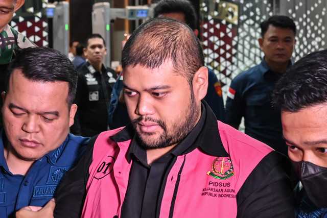 Tersangka kasus dugaan tindak pidana korupsi tata kelola program Makan Bergizi Gratis (MBG) Glory Harimas Sihombing (tengah) berjalan menuju mobil tahanan di Kejaksaan Agung, Jakarta, Kamis (18/6/2026). Foto: Fakhri Hermansyah/ANTARA FOTO
