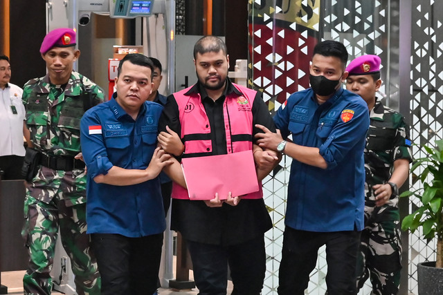 Tersangka kasus dugaan tindak pidana korupsi tata kelola program Makan Bergizi Gratis (MBG) Glory Harimas Sihombing (tengah) berjalan menuju mobil tahanan di Kejaksaan Agung, Jakarta, Kamis (18/6/2026). Foto: Fakhri Hermansyah/ANTARA FOTO