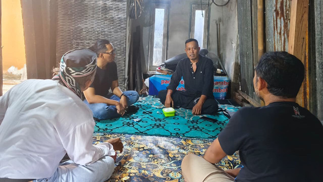 Nikrana (hitam tengah), Pembekel Adat Karang Bajo Desa Bayan, Lombok Utara (Photo: Rofikin, 2026)