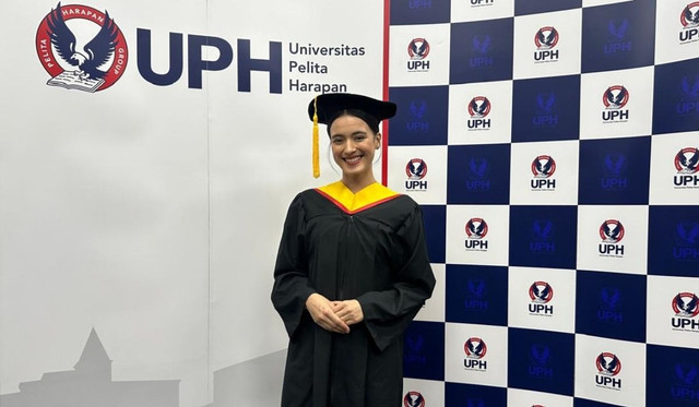 Mawar Eva de Jongh mengesampingkan pendidikan, alumni Program Pendidikan Jarak Jauh Ilmu Komunikasi (PJJ Ilkom) Universitas Pelita Harapan (UPH) angkatan 2019.