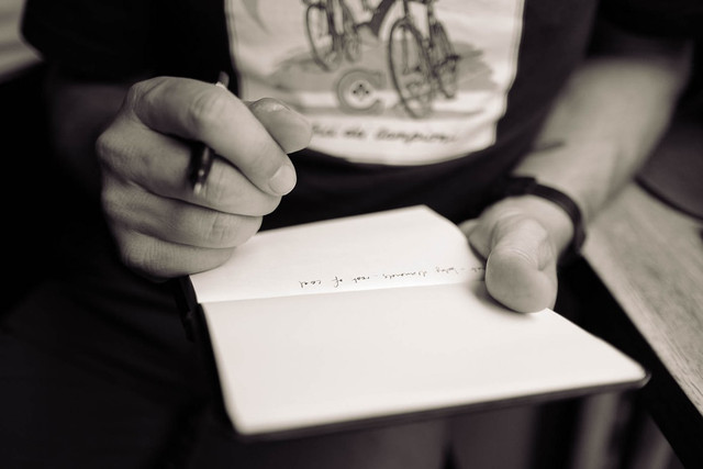Ilustrasi menulis lirik Laut Kidul. Foto: Unsplash.com/Calum MacAulay