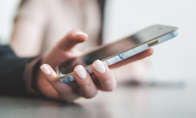 Ilustrasi Cara mengurus surat pindah online lewat aplikasi . Foto: Unsplash/Jae Park