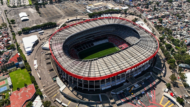 Potret dari udara Stadion Azteca yang megah, berdiri kontras di tengah padatnya ruang hidup rakyat kecil yang kini terancam terusir demi estetika kompetisi. Foto: ProtoplasmaKid / Wikimedia Commons / CC-BY-SA 4.0. [1]