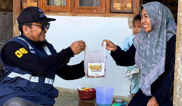 Kebahagiaan Warga Kampung Haji BPKH saat Sedekah Qurban BPKH hadir disana (Sumber: DT Peduli)