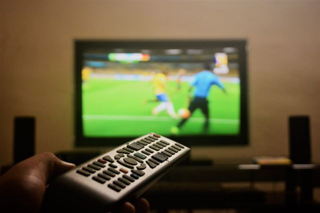 Ilustrasi apakah Piala Dunia disiarkan di TV, foto bukan pertandingan yang sebenarnya: Pexels/Soumith Soman