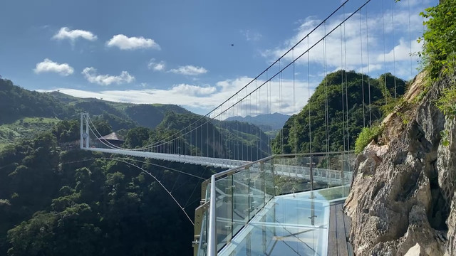 Ilustrasi Jembatan Kaca Bromo, foto bukan tempat yang sebenarnya: Unsplash/Jessica G.