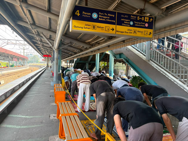 Warga dan penumpang kereta melakukan Salat Jumat di sekitar peron Stasiun Kampung Bandan, Jakarta Utara, Jumat (19/6/2026). Foto: Kevin Daniel/kumparan