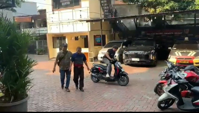 Sekuriti mal di Jakarta Barat ditangkap usai mencuri sembako senila 70 juta untuk kebutuhan judi online. Foto: Dok. Istimewa