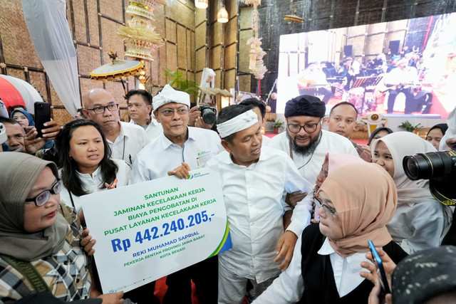 Gubernur Jawa Barat Dedi Mulyadi menghadiri kegiatan Apresiasi Penerima Manfaat BPJS Ketenagakerjaan di Bale Gede Pakuan, Gedung Pakuan, Kota Bandung, Kamis (18/6/2026). Foto: Dok. Diskominfo Jabar