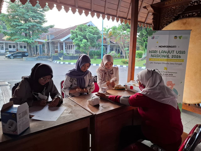 Memperingati Hari Lanjut Usia Nasional (HLUN) 2026, Layanan Kesehatan Cuma-Cuma (LKC) Dompet Dhuafa Jawa Tengah menggelar dua kegiatan kesehatan bagi masyarakat lanjut usia di Kabupaten Banyumas. Kegiatan ini dilaksanakan melalui kolaborasi dengan Dinas Kesehatan dan Keluarga Berencana Kabupaten Banyumas serta Forum Silaturahmi Lansia Bahagia (Forsilaba), Minggu (15/6)