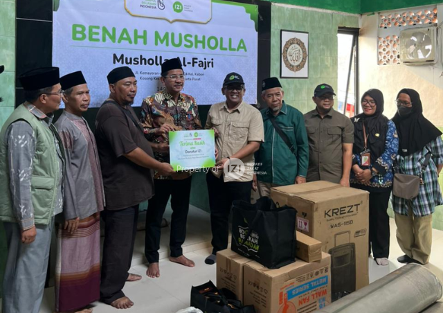 Penyerahan secara simbolis bantuan Program Benah Musholla kepada pengurus Musholla Al-Fajri, Kemayoran, Jakarta Pusat, Rabu (17/6/2026)