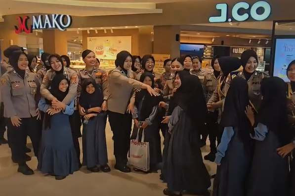 Sambut Hari Bhayangkara ke-80 Polres Bogor membawa 80 anak yatim piatu untuk belanja kebutuhan sekolah dan menonton film di Cibinong City Mall. Foto: Instagram/ @kapolresbogor