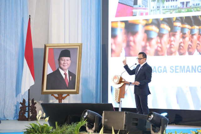 Wamendagri Bima Arya dorong lulusan IPDN tingkatkan kompetensi agar siap mengemban amanah sebagai kepala daerah di masa depan, Kamis (18/6/2026). Foto: Kemendagri RI