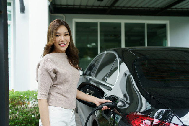 Ingin beralih ke mobil listrik? Nikmati promo BRI KKB. Foto: DG FotoStock/Shutterstock