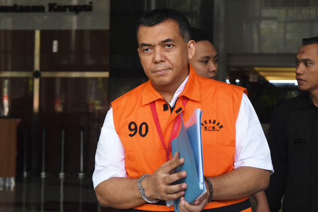 Mantan Wakil Menteri Imigrasi dan Pemasyarakatan (Imipas) Silmy Karim berjalan usai diperiksa di Gedung Merah Putih KPK, Jakarta,Jumat (19/6/2026). Foto: ANTARA FOTO/Reno Esnir
