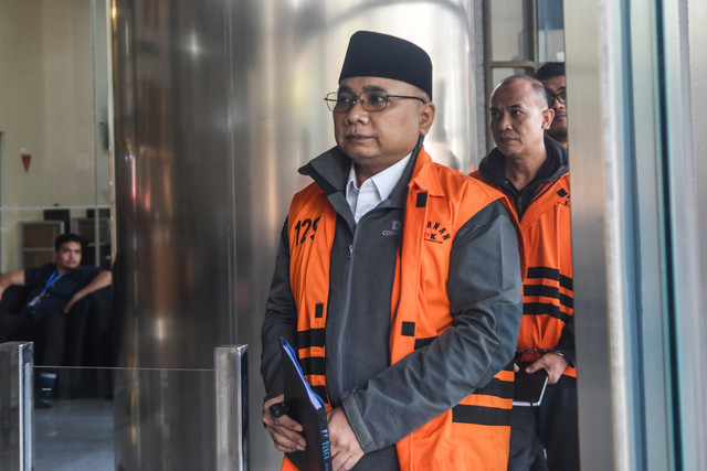 Tersangka kasus dugaan korupsi Yaqut Cholil Qoumas berjalan menuju ruang pemeriksaan di Gedung Merah Putih KPK, Jakarta, Jumat (19/6/2026).  Foto: ANTARA FOTO/Reno Esnir
