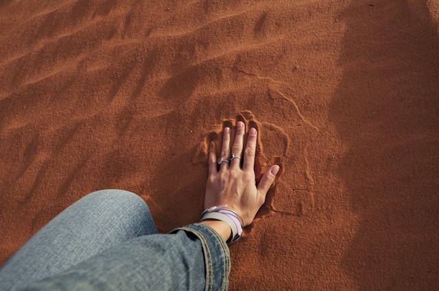 Ilustrasi tata cara tayamum yang benar. Foto: Juli Kosolapova / Unsplash