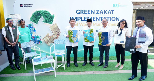 (Kiri ke kanan) Wakil Direktur Utama BSI Bob T Ananta, Pimpinan BAZNAS RI Bidang Pendistribusian, Pendayagunaan, dan Pemberdayaan Iddy Muzayyad, Direktur Eksekutif BSI Maslahat Sukoriyanto Saputro, National Project Coordinator UNDP Indonesia Made Dwi Rani, serta Pimpinan Ponpes Hafidz Indonesia Center Ustadz Bahrudin saatmeresmikan program Green Zakat di Hafidz Center Indonesia Bekasi. Foto: Dok. BSI