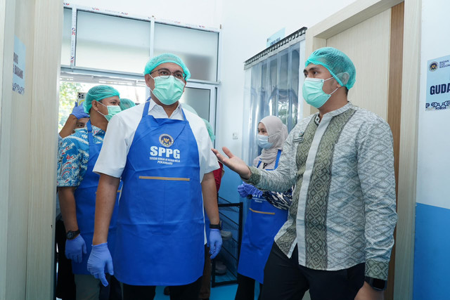 Wakil Ketua Komisi VI DPR RI Andre Rosiade, bersama Wali Kota Pekanbaru Agung Nugroho meninjau operasional SPPG Payung Sekaki di Kota Pekanbaru, Jumat (19/6/2026). Foto: Dok. Istimewa