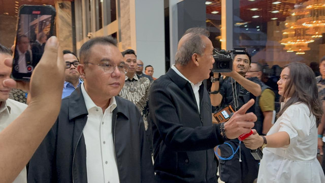 Wakil Ketua DPR Sufmi Dasco Ahmad dan Saan Mustopa menerima mahasiswa di Kompleks Parlemen, Senayan, Jakarta, Jumat (19/6).  Foto: Nasywa Athifah/kumparan