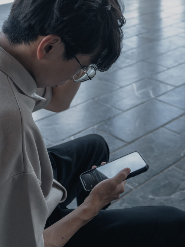 Potret gen z selalu merasa tertinggal dari orang lain. (Sumber Paxels)