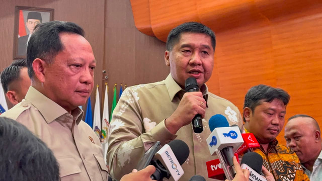Menteri Dalam Negeri (Mendagri) Muhammad Tito Karnavian dan Menteri Perumahan dan Kawasan Permukiman (PKP) Maruarar Sirait dalam jumpa pers di Kantor Kemendagri Jakarta, (19/6). Foto: Kevin Daniel/kumparan