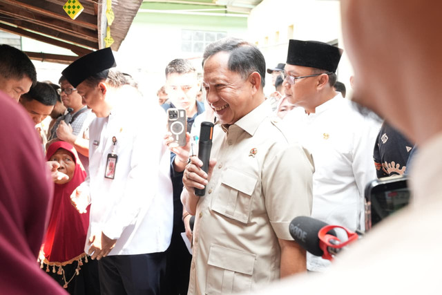 Mendagri Tito dan Menteri PKP tinjau program bedah rumah di Jakarta Timur untuk pastikan bantuan tepat sasaran bagi MBR, Jumat (19/6/2026). Foto: Dok. Kemendagri