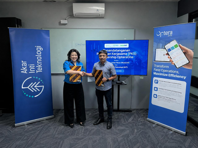 Michelle Suteja CEO Akar Inti Teknologi (AIT) bersama Ahmad Rais, VP Digital Business PT Media Antar Nusa dalam penandatanganan kemitraan strategis OpteraOne. 
 Foto: Dok. Istimewa